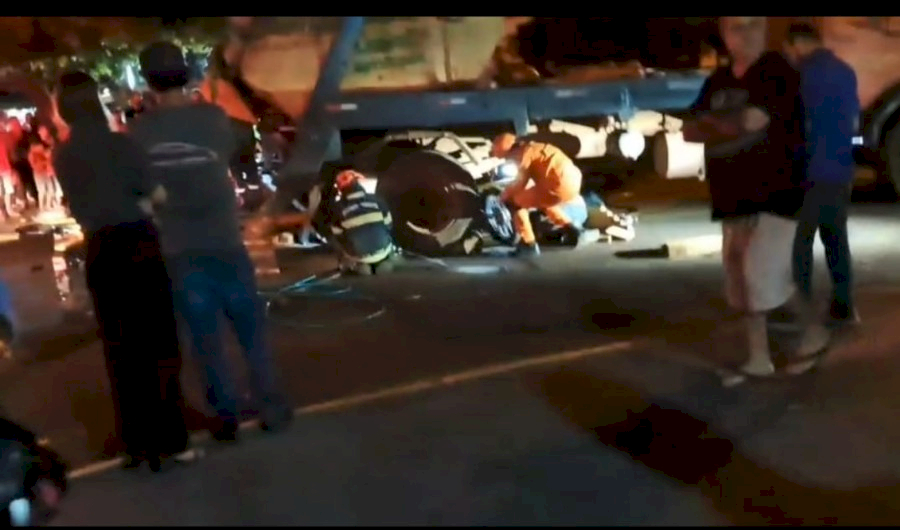 Acidente deixa vítimas sob caminhão em resgate de aproximadamente 40 minutos