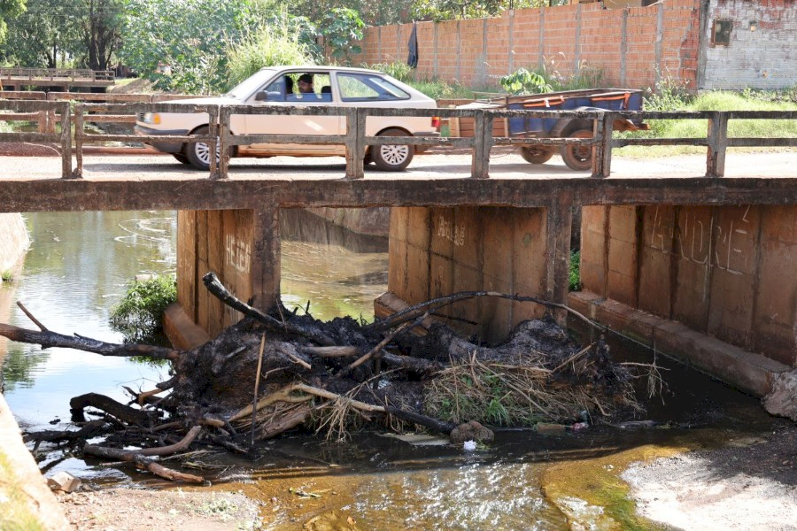 Prefeitura intensifica limpeza de córrego na Vila Cachoeirinha para prevenir alagamentos