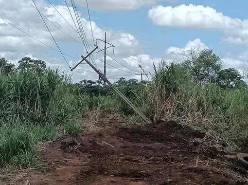 Prefeitura dá suporte para substituição de poste no Parque das Nações II