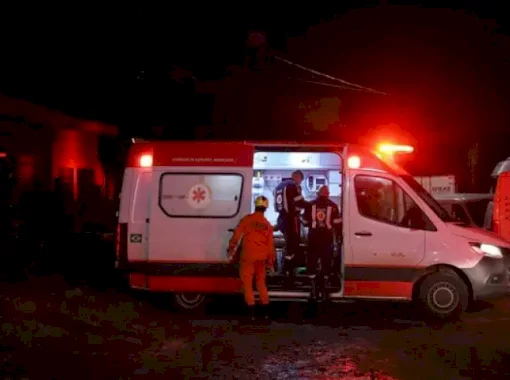 Mulher é baleada pelo marido, pula muro e consegue socorro; ele morreu após atirar contra si