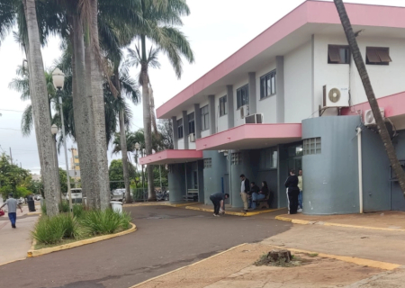 Homem bate moto em caminhonete na fronteira e morre em hospital de Dourados