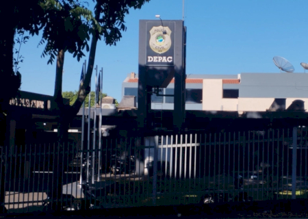 Homem descumpre medida protetiva, ameaça a ex e dá cabeçada em policial