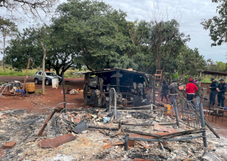 Homem chega bêbado e coloca fogo em casa para tentar matar a própria mãe