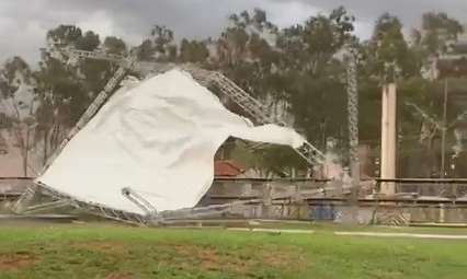 Vendaval arranca estrutura metálica de palco em parque de exposições
