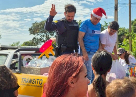 Marçal e Guarda Municipal entregam brinquedos da campanha “Sorrisos de Natal”