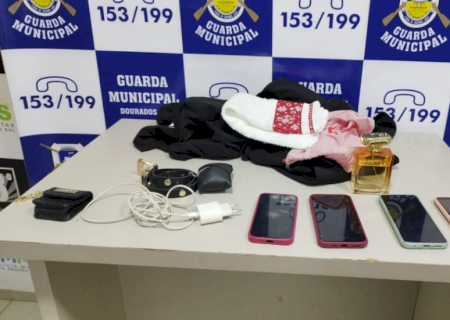 Rapaz é preso completamente nu após tentar furtar loja em Dourados