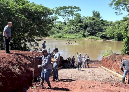Zé Teixeira acompanha obras do novo descedor de barcos no Rio Dourado