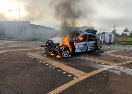Motorista perde controle do carro, colide com outro e veículo pega fogo em Dourados