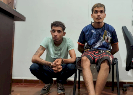 Dupla é presa após furtar motocicleta em estacionamento de mercado em Dourados