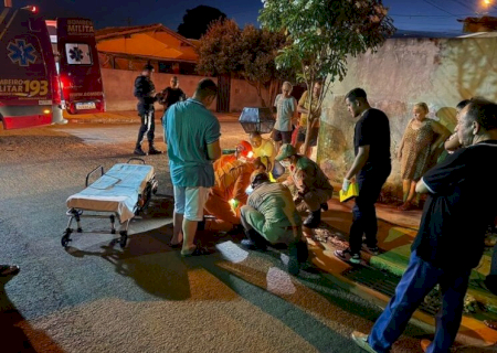 Mulher fica gravemente ferida após colisão entre moto e carro