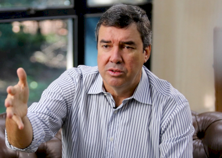 Bondoso com os ricos, Eduardo Riedel precisa recorrer a empréstimos para bancar obras