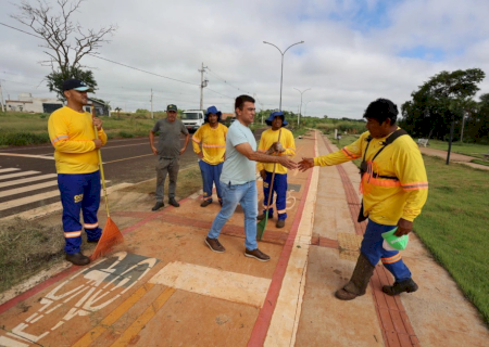 Em contato direto com a população, prefeito percorre bairros e vistoria serviços públicos