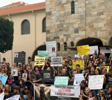 De preto, manifestantes no Centro de Dourados mostraram indignação por espancamento do cão Orelha