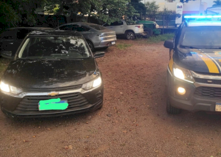 Cabeleireira moradora em SP e esposo residente em Dourados são presos com carro furtado