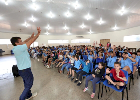 Entrega de kits e uniformes no primeiro dia de aula emociona pais de estudantes