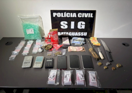 Polícia fecha “boca de fumo” e prende dupla responsável pelo local