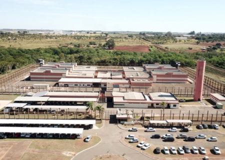 Operação em presídio federal de MS cumpre mandados contra bicheiro carioca