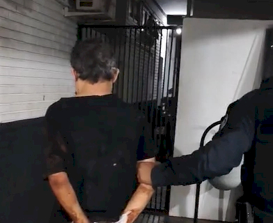 Condutor de caminhonete bate em veículos, foge da polícia e só para com tiros nos pneus