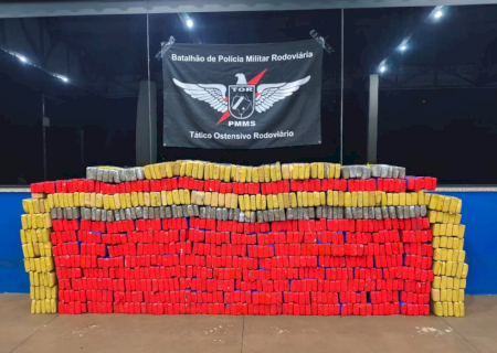 Carro é apreendido com R$ 1,7 milhão em maconha; motorista fugiu