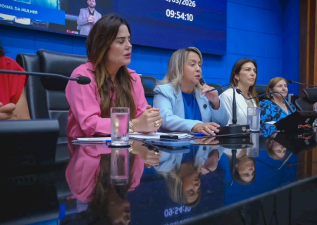 Lia Nogueira conduz minuto de silêncio por vítimas de feminicídio e reafirma defesa das mulheres