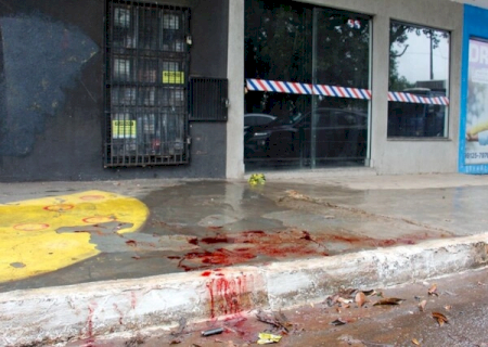 Rapaz é peseguido por dupla e morto a golpes de faca em bairro da Capital