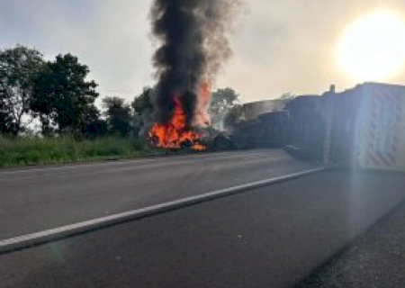 Colisão entre carretas termina em incêndio e motorista resgatado de cabine em chamas
