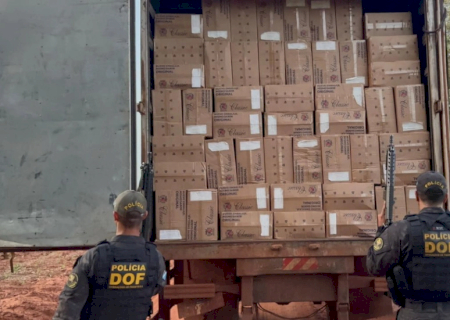 Caminhão baú é apreendido com 40 mil pacotes de cigarros paraguaios na MS-386