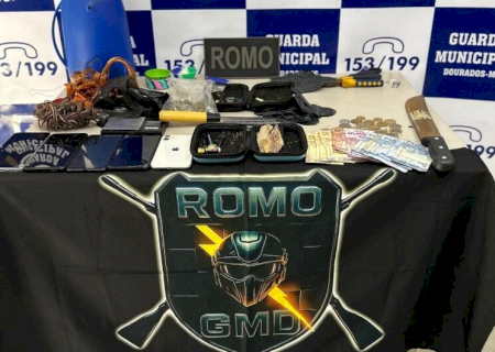 Suspeitos são presos com drogas, objetos e scooter furtada em Dourados