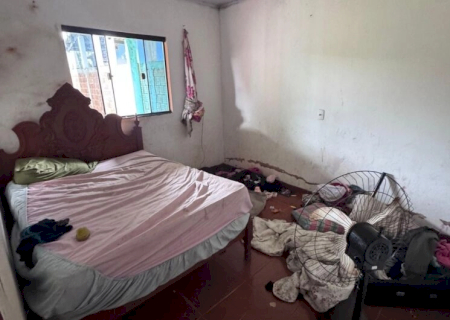 Mulher é presa após polícia encontrar droga e criança em ambiente insalubre
