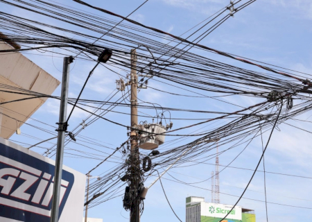 Prefeitura inicia ação para multar empresas de telefonia e internet por fios em postes