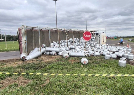 Caminhão carregado com botijões de gás tomba em rotatória de Campo Grande e gera risco de explosão