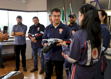 Prefeitura entrega uniformes para equipe do Samu após oito anos sem reposição