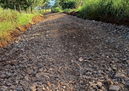 Prefeitura avança com cascalhamento em estradas vicinais da Reserva Indígena