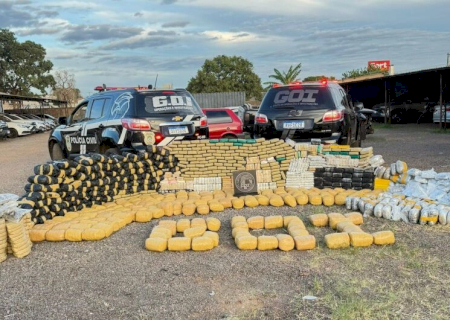 Carga de quase 900 kg maconha e cocaína é descoberta em casa usada pelo tráfico