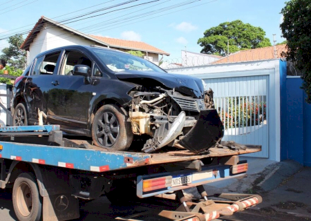Motorista embriagado bate em carro parado e foge sem prestar socorro à vítima em Corumbá