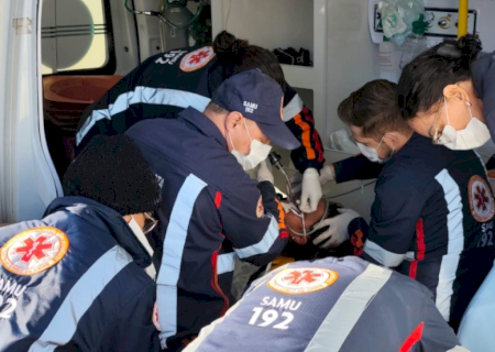 Ciclista sofre traumatismo craniano e é levada em estado gravíssimo ao Hospital da Vida