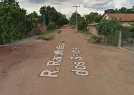 Idoso surta e ataca mulher desconhecida na rua com faca de serra em Coxim