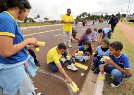 Prefeitura realiza ação e alunos transformam Avenida Aziz Rasselen em “cenário da Copa”