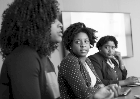 Desemprego entre mulheres negras jovens chega a 24,7%, aponta estudo