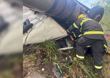 Carreta tomba em rotatória e homem morre preso às ferragens em Corumbá
