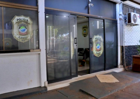 Ladrão volta para a cadeia após ser flagrado furtando bolacha e bombom em mercado
