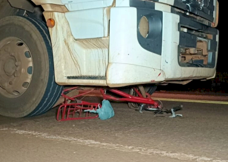 Ciclista morre atropelada por caminhão no anel viário