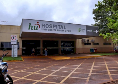 Homem que morreu no pátio do HU após chegar nu e 'surtando' tinha 39 anos
