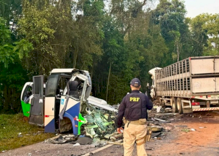 Acidente entre ônibus e caminhão mata 23 pessoas em estrada no Paraná