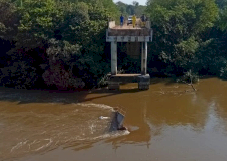 Ponte desmorona, caminhão cai e uma pessoa morre em MS