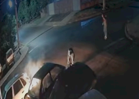Dupla joga coquetéis molotov em veículos estacionados