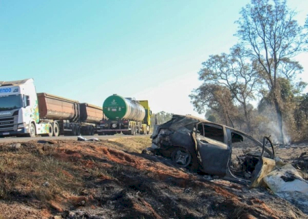 Acidente com 4 mortes foi provocado por ultrapassagem e envolveu 5 veículos