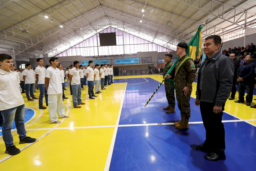 Junta do Serviço Militar realiza cerimônia de juramento à Bandeira e dispensa 400 jovens