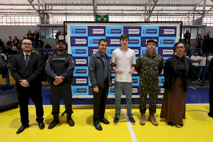 Junta do Serviço Militar realiza cerimônia de juramento à Bandeira e dispensa 400 jovens
