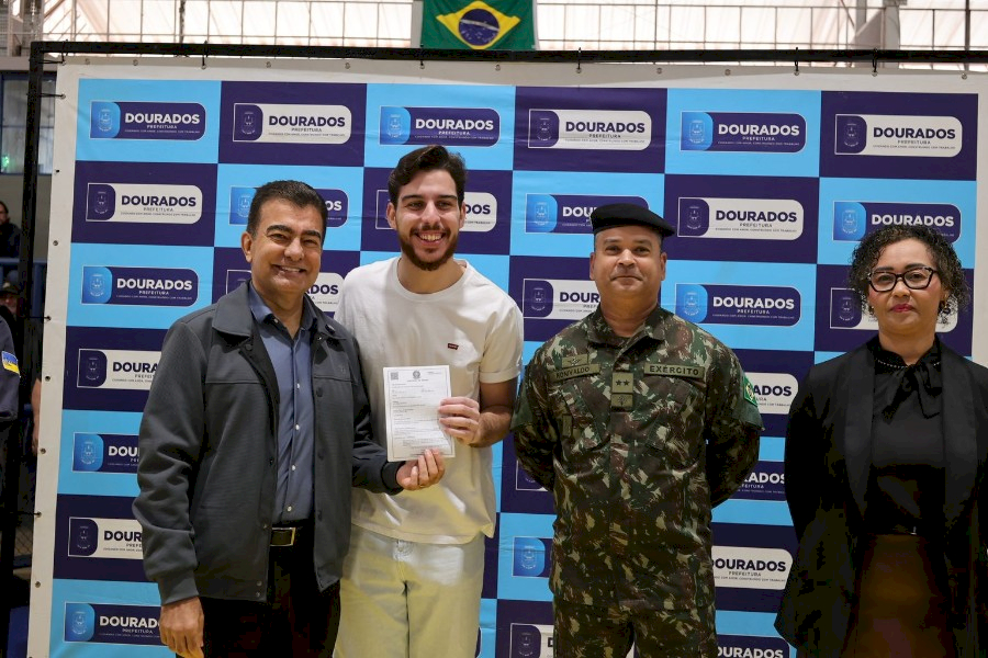 Junta do Serviço Militar realiza cerimônia de juramento à Bandeira e dispensa 400 jovens